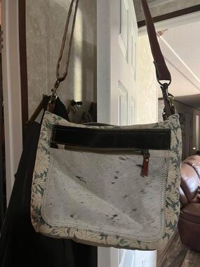 Women’s Crossbody Bag in Cream and Black